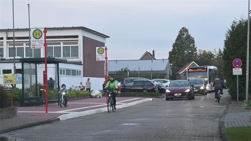Bald Einbahnstraße: Blick auf den Verkehr in der Hinterstraße vor der Grundschule An der Este in Königreich an einem Freitag gegen 8 Uhr.