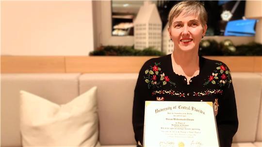 Bald Pflegefachfrau: Susan Lerdo zeigt ihren Bachelor of Science, den sie in den USA gemacht hat.