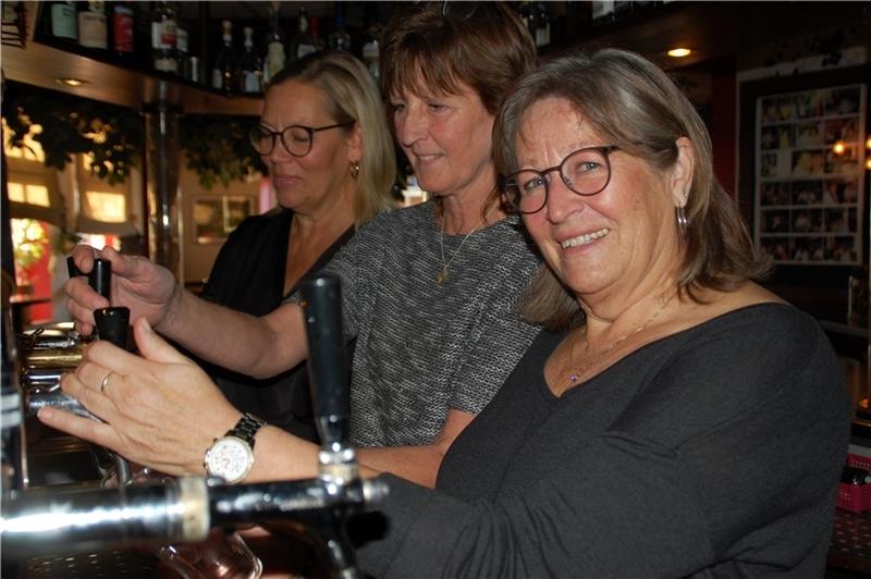 Bald bleiben die Bierhähne dicht: Petra Miesner, Annette Albers und Marlies Hauschild-Krebs (von links) sagen Tschüss. Foto: Laudien