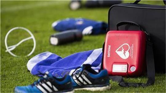 Bald ein gewohntes Bild? Noch sind Defibrillatoren an Sportplätzen, auf denen Amateure spielen, eine Seltenheit. Foto: imago/Bildbyran