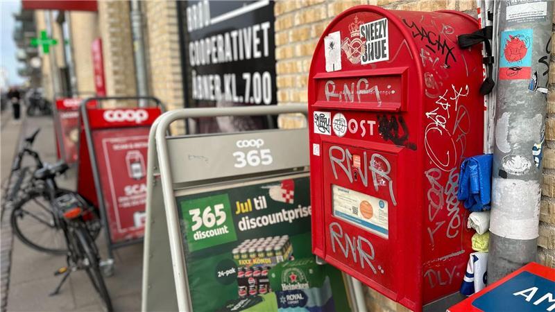 Bald eine Rarität: Ein öffentlicher Briefkasten hängt vor einem dänischen Supermarkt.