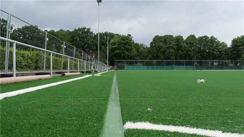 Sanierung des Jahnstadions: Neuer Kunstrasen für Buxtehude Bald fertig: Noch fehlen einige Linien.