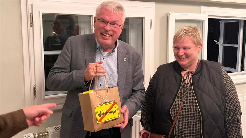 „Ergebnis ist ein Traum“: Das sind die Wahl-Gewinner in Jork Bald geht es in den Urlaub, bei der Wahlparty in Borstel gab es ein Verpflegungspaket.