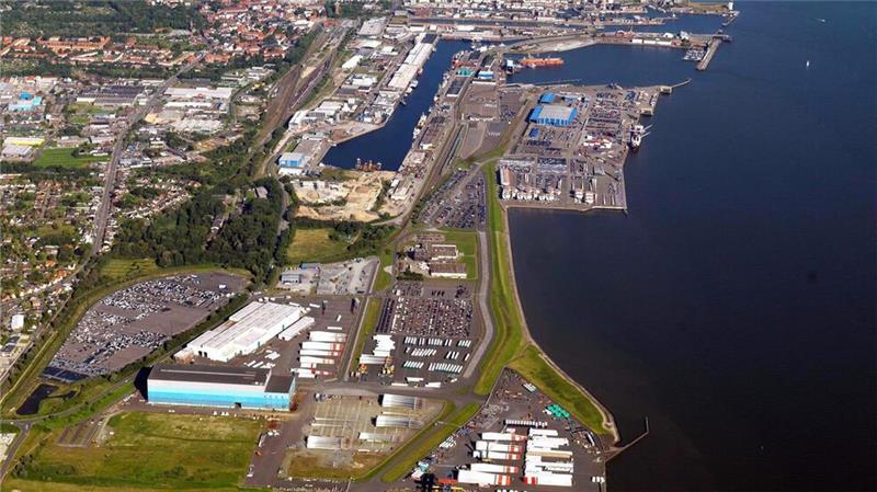 Bald gibt es einen durchgehenden Hafenkai in Cuxhaven: Mit dem Bau der neuen Liegeplätze wird die Lücke zwischen Europakai (oben) und dem Offshore-Hafen (unten) geschlossen. 
