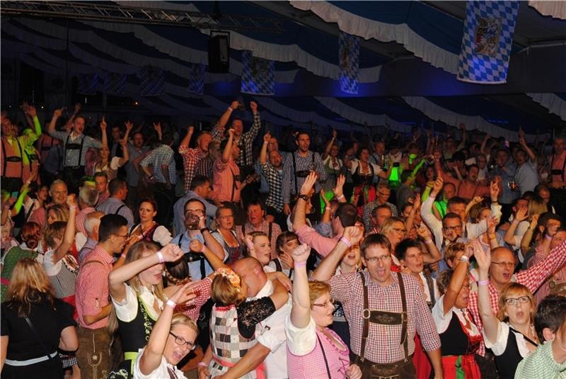 Bald heißt es endlich wieder „O‘zapft is“ beim Oktoberfest in Revenahe-Kammerbusch, wie hier auf einem Archivfoto von 2016.Fotos: Lepél/Vasel/Meinke