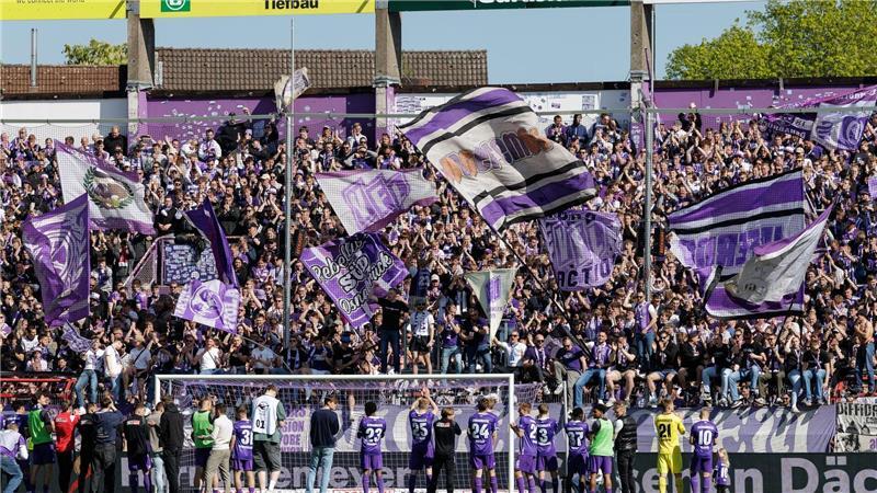 Bald wieder Zweitligist? Die Osnabrücker Fans hoffen am Sonntag in Wiesbaden auf eine Aufstiegssause. (Archivbild)