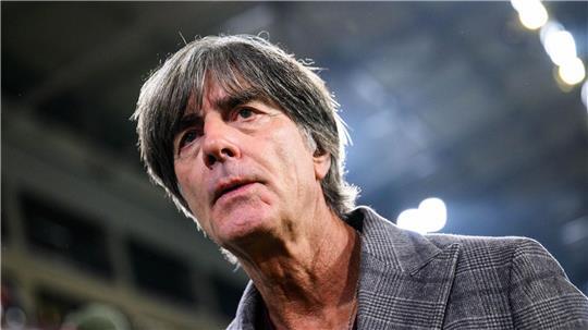 Bald wieder im Stadion an der Seitenlinie? Es gibt Spekulationen um Joachim Löw. (Archivbild)