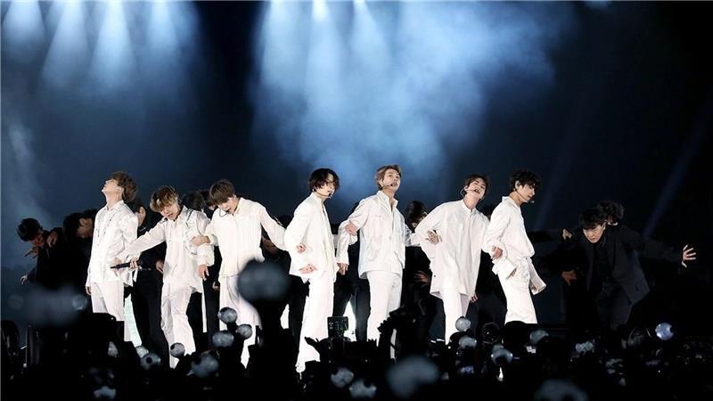 Bald wird die südkoreanische Boyband BTS wieder auf der großen Bühne stehen - wie hier 2019 im King Fahd International Stadion in Saudi-Arabien. (Archivfoto)