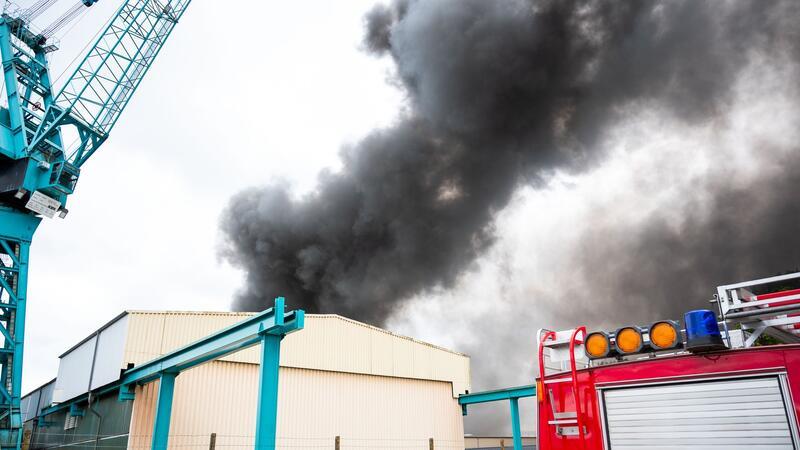 Arbeit auf Werft läuft nach Großbrand wieder an Bald wollen Brandermittler die Arbeit aufnehmen.