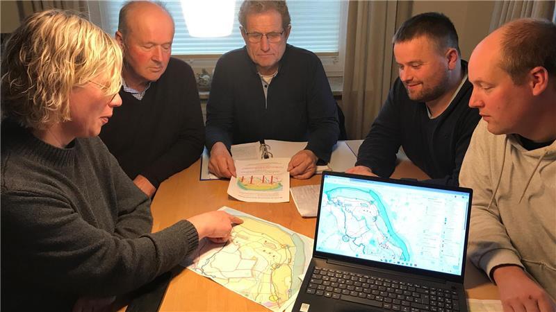 Kleierde für Deicherhöhung: Kehdinger wehren sich gegen Pläne des Landkreises Baljes Bürgermeisterin Rike Feil, Wolfgang Gellert, Hermann Bösch, Sönke Bösch und Henning Gellert (von links) beraten sich über den drohenden Kleiabbau.