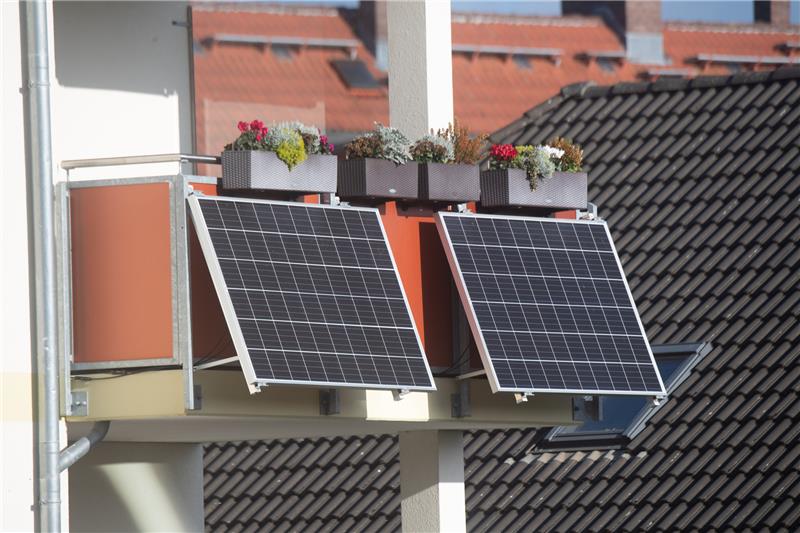 Run auf Balkonkraftwerke – Bundesland im Norden verhängt Antragsstopp Balkonkraftwerk sind eine der wenigen Möglichkeiten von Mietern, sich aktiv an der Energiewende zu beteiligen. Foto: Stefan Sauer/dpa