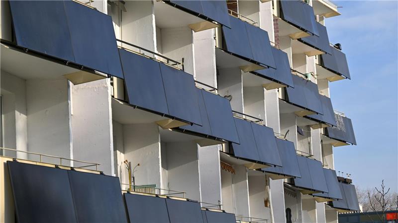 Zahl der Balkonkraftwerke steigt auf eine Million Balkonkraftwerke boomen - inzwischen gibt es eine Million der kleinen Solaranlagen.