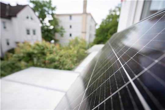 Balkonkraftwerke sind gefragt. Bisher gibt es bei ihm und seinen Kollegen keine Beschwerden darüber, sagt Energieberater Wilhelm von Elling von der Verbraucherzentrale Stade. Foto: Sebastian Christoph Gollnow/dpa