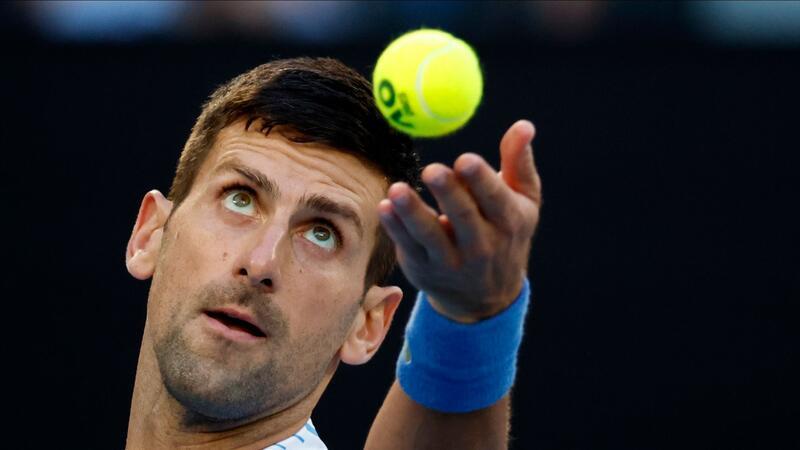 „Es killt unsere Körper“: Bälle im Tennis sorgen für Ärger Ball ist nicht gleich Ball: Novak Djokovic schlägt auf.