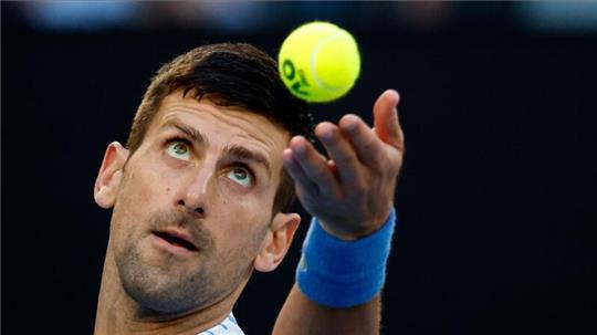 Ball ist nicht gleich Ball: Novak Djokovic schlägt auf.
