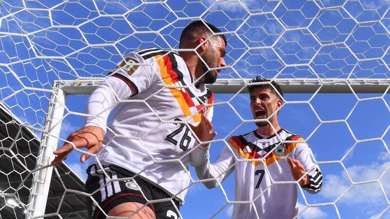 Ball und Schütze im Tor. Kai Havertz läuft jubelnd zu Deniz Undav (l).