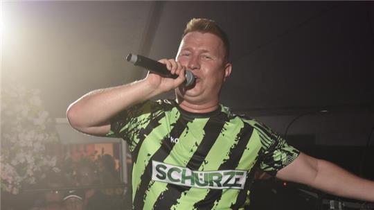 Ballermann-Star "Schürze" bringt das Zelt zum Beben.