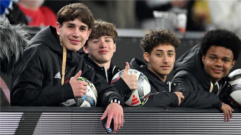 Balljunge Noel Urbaniak (l) hatte beim Länderspiel gegen Italien einen großen Auftritt.