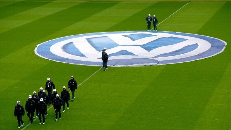 Nächster Millionen-Deal: DFB verlängert mit Sponsor VW Balljungen verlassen nach dem Ausbreiten des Volkswagen-Logos vor dem Spiel den Platz.