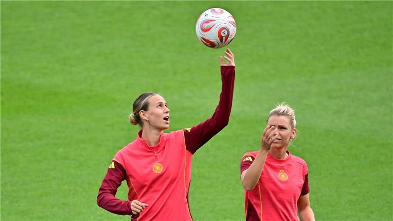 Bilder des Tages Ballkünstlerinnen
