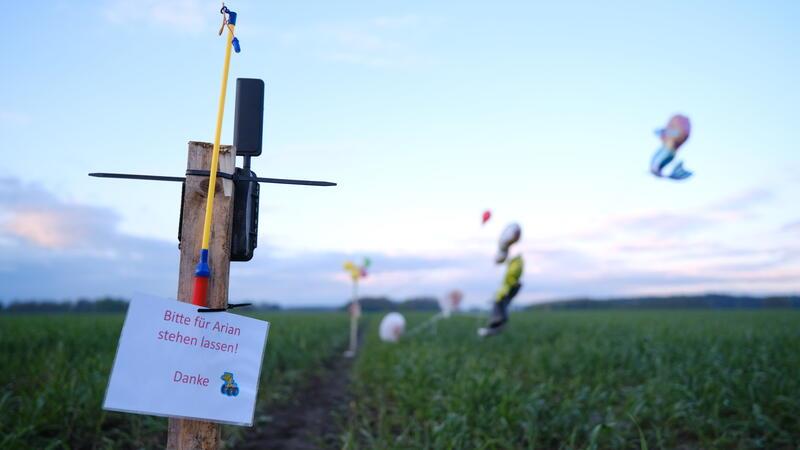 Ballons, Süßigkeiten und eine Wildkamera stehen auf einem Feld bei Bremervörde.