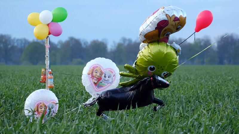 Ballons und Süßigkeiten stehen auf einem Feld bei Bremervörde.