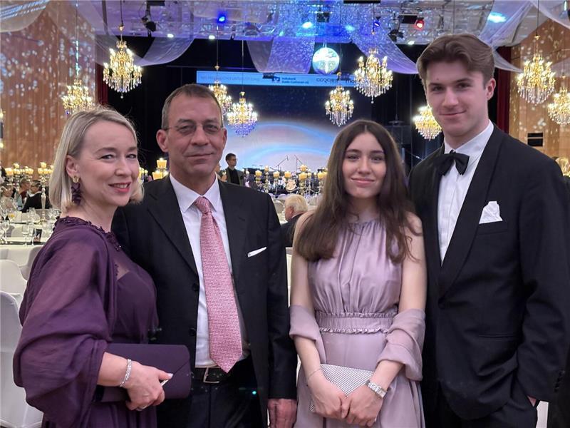 Schick in Schale: Zehn Geschichten von der 1. Stader Ballnacht Ballpremiere für Mandy und Kai Franke (links) sowie für deren Tochter Greta mit Freund Casimir von der Wense.