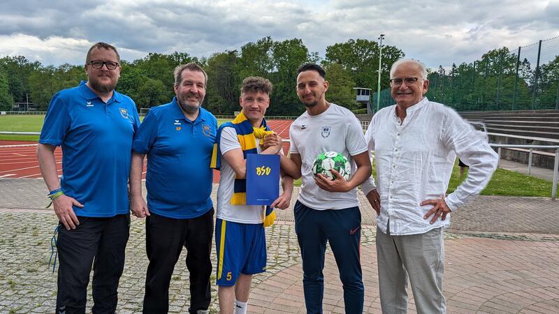 Ballübergabe von altem zu neuen Trainer: Salim Aichaoui (2. von rechts) übernimmt den Posten von Damian Nowak.