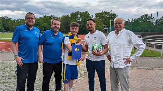 Ballübergabe von altem zu neuen Trainer: Salim Aichaoui (2. von rechts) übernimmt den Posten von Damian Nowak.