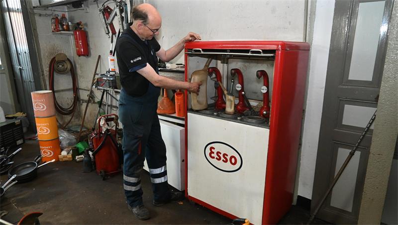 100 Jahre Esso-Tankstelle in Steinkirchen - „Wir leben Tankstelle“ Balthasar Wahlen zapft das Motoröl.