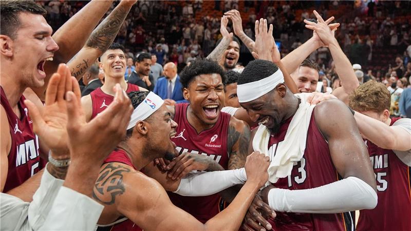Bam Adebayo (rechts) wurde von Fans und Mitspielern für seine 83 Punkte gefeiert.