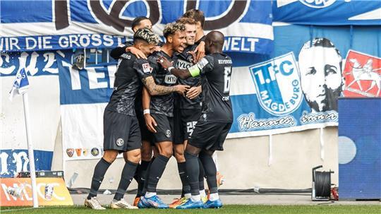 Bambase Conte (3.v.l) trifft zum 1:0 für Elversberg beim 1. FC Magdeburg. 