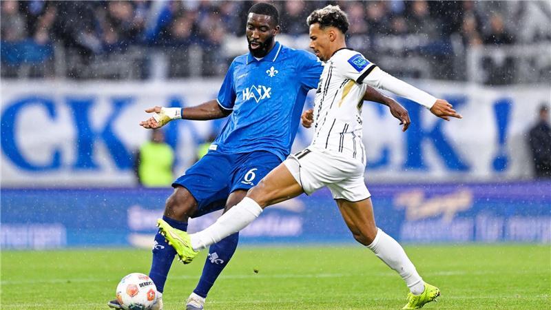 Bambasé Conté (r.) und die SV Elversberg bleiben gegen Darmstadt torlos. 