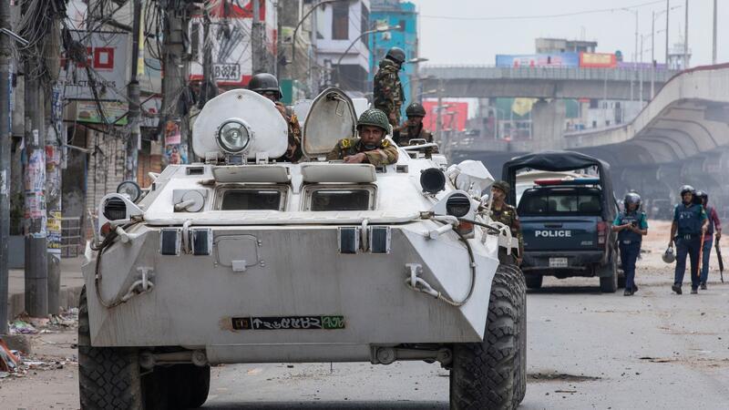 Bangladeschische Militärkräfte patrouillieren auf gepanzerten Fahrzeugen in den Straßen von Dhaka