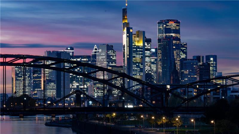„Cum-Cum“-Deals: Aufsicht prüft Abschluss der Dekabank Banken-Skyline in Frankfurt: In „Cum-Cum“-Geschäfte sind viele Banken verwickelt. (Archivbild)
