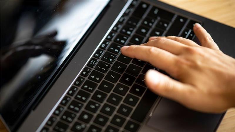 Bankgeschäfte am heimischen Laptop gehören zu den wenigen Gewinnern der Corona-Pandemie. (Archivfoto)