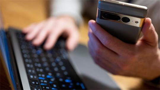 Bankkunde beim Online-Banking: Ermittler haben eine internationale Betrügerbande aufgespürt (Archivbild)