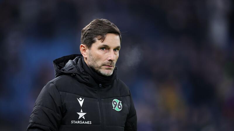 Banner auf der Tribüne sorgten dafür, dass der Unparteiische die Mannschaften nach etwa einer Stunde Spielzeit in die Katakomben schickte - sehr zum Unmut von 96-Trainer Stefan Leitl.