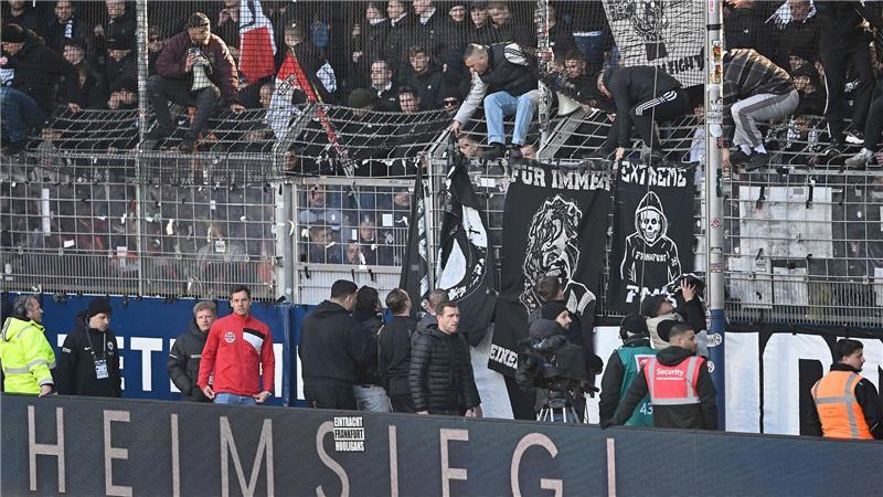 Banner der Eintracht-Fans, die ein Nottor blockieren, werden entfernt. 