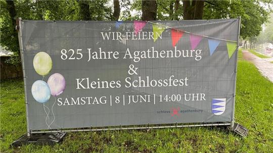 Banner machen an der B 73 auf die Feierlichkeiten auf Schloss Agathenburg aufmerksam.