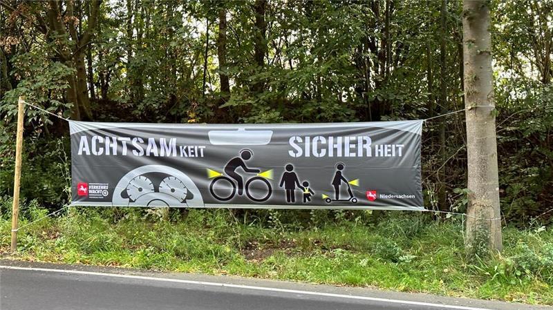 Banner rufen zu mehr Achtsamkeit auf.