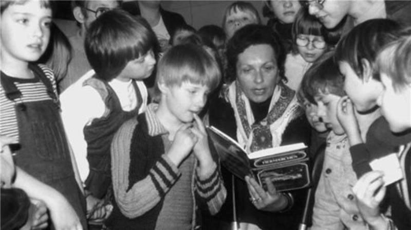 Barbara Bartos-Höppner bei einer ihrer lebhaften Lesungen.