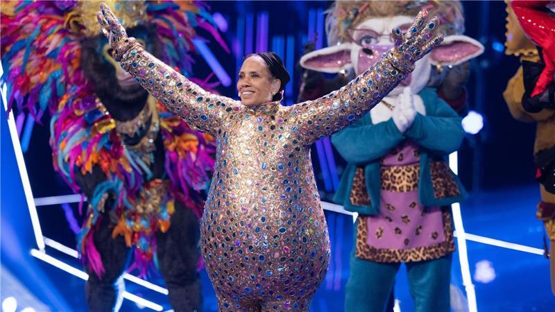 Barbara Becker steht als Figur „Smiley“ auf der Bühne.