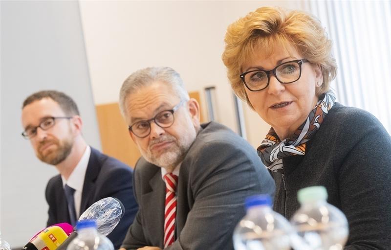 Barbara Havliza (CDU), Justizministerin Niedersachsen, sitzt neben Frank Lüttig, Generalstaatsanwaltschaft Celle, und Sebastian Römer, Generalstaatsanwaltschaft Celle (von links). Vier Schwerpunkt-Staatsanwaltschaften in Braunschweig, Hildesheim, Osnabrück und Stade sollen am 1. Oktober ihre Arbeit im Kampf gegen Clan-Kriminalität aufnehmen. Foto: Julian Stratenschulte/dpa