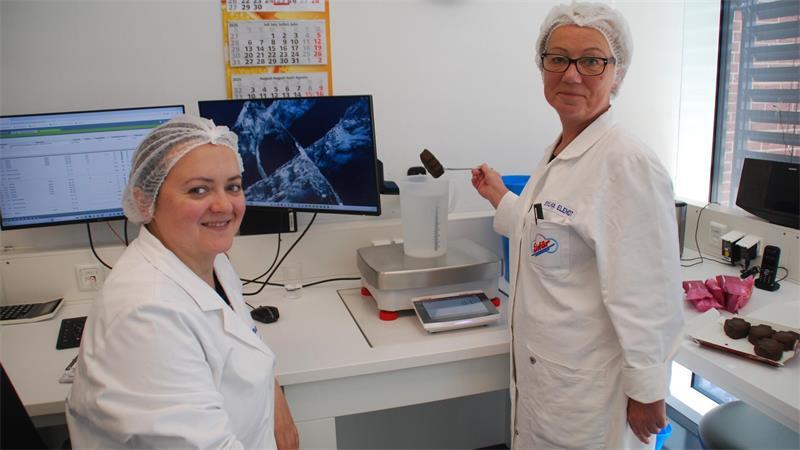 In Apensens Eisfabrik: Coole Spezialitäten am laufenden Band Barbara Olenzak (links) und Sylvia Elendt überprüfen im Labor das Gewicht des Speiseeises.