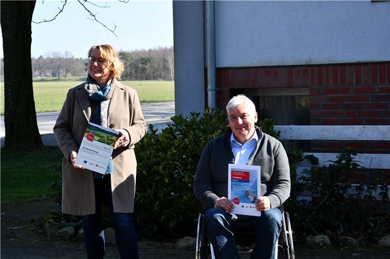 Ministerin bringt 145.000 Euro für Dorftreffpunkt in Ahrensmoor mit Barbara Otte-Kinast und Bürgermeister Uwe Arndt .