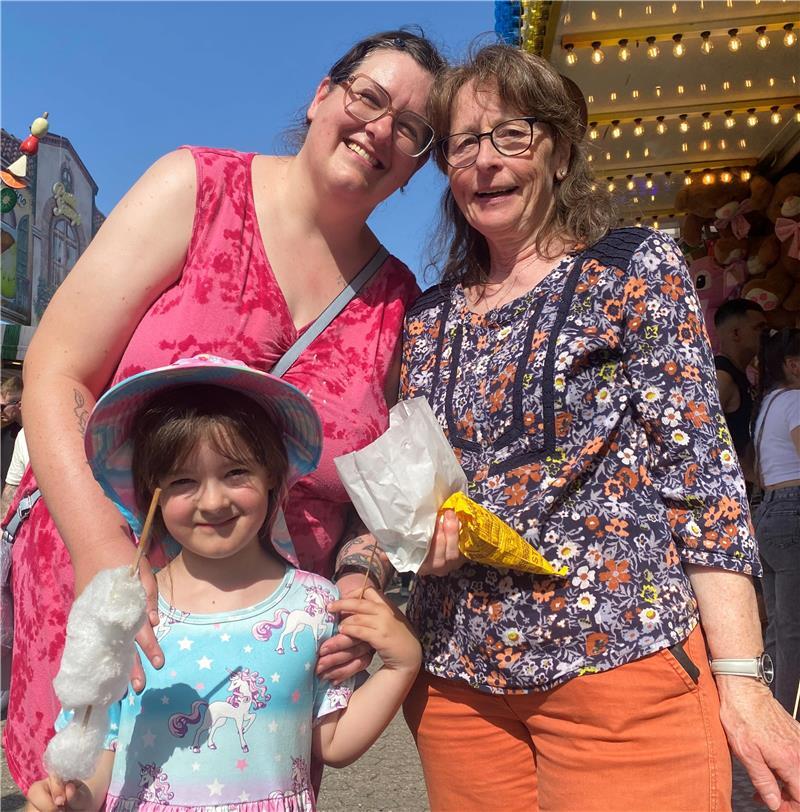 Klassiker auf dem Pfingstmarkt: Das lieben die Leute am Volksfest Barbara Rosenboom haben die Gerüche und Geräusche vom Pfingstmarkt schon als Kind geprägt. Jetzt ist sie mit Tochter Sarah Enisa und Freundin Elke Brandt im Trubel.