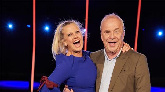 Barbara Schöneberger und Hubertus-Meyer Burckhardt sind die Gastgeber der „NDR Talk Show“.