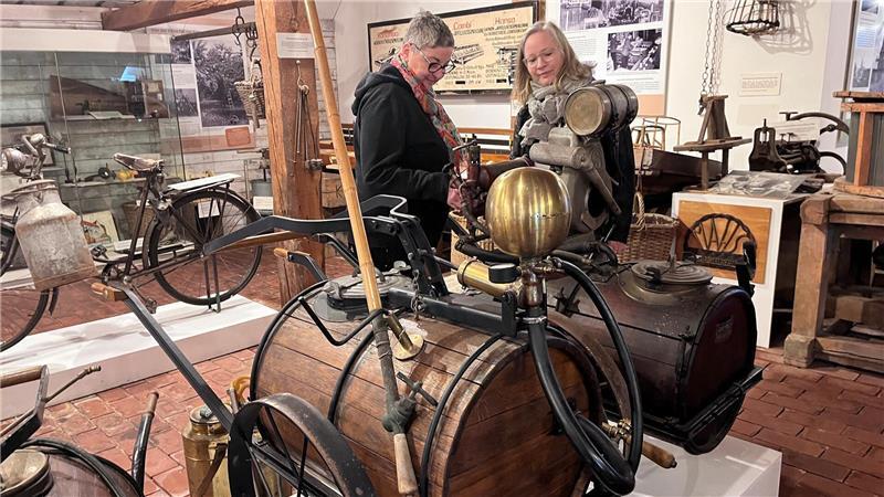 Barbara Wetegrove und Dr. Kai Janofsky besprechen Änderungen in der Dauerausstellung (von links).