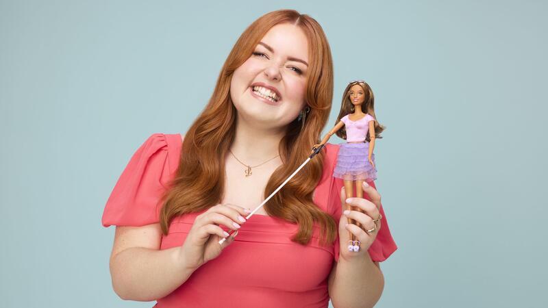 Erste blinde Barbie-Puppe Barbie gibt es nun auch mit einer Sehbehinderung - hier zu sehen mit Lucy Edwards, einer blinden Rundfunksprecherin und Behindertenaktivistin.